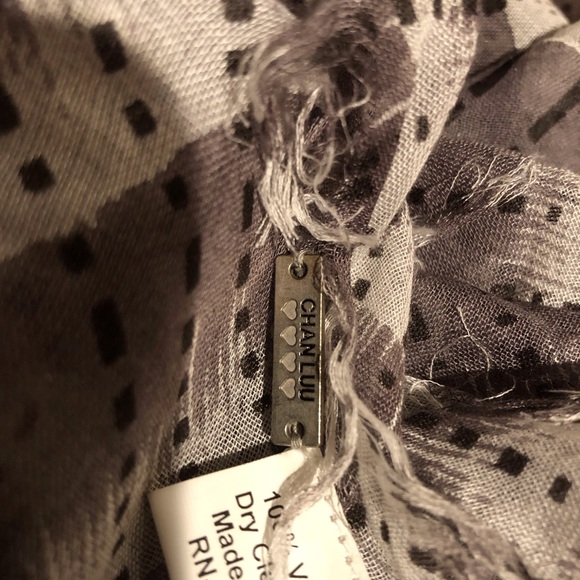 NWT Chan Luu bandana print viscose large shawl - Picture 9 of 9